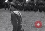 Standbild Generalleutnant Brereton schmückt Fliers Criqueville Frankreich, 1944, aus Sekunde 60 historischem Filmmaterial Videoclip 65675033412