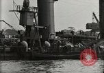 Immagine di Distrutto le navi Pearl Harbor Hawaii USA, 1942, secondo 45 filmato di repertorio 65675033415