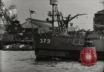 Immagine di Distrutto le navi Pearl Harbor Hawaii USA, 1942, secondo 60 filmato di repertorio 65675033415