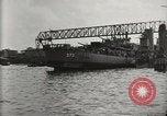Immagine di Distrutto le navi Pearl Harbor Hawaii USA, 1942, secondo 62 filmato di repertorio 65675033415
