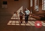 Standbild Rehabilitation von geistig Behinderten United States USA, 1975, aus Sekunde 10 historischem Filmmaterial Videoclip 65675033431