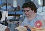 Image Services pour handicapés mentaux Connecticut USA, 1975, de la seconde 17 séquences d'archives historiques vidéo 65675033432