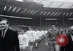 Immagine di Finale della coppa calcistica Londra Inghilterra Regno Unito, 1965, secondo 8 filmato di repertorio 65675033533
