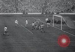 Immagine di Finale della coppa calcistica Londra Inghilterra Regno Unito, 1965, secondo 40 filmato di repertorio 65675033533