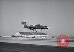 Immagine di Prova di volo di decollo verticale piano California United States USA, 1965, secondo 32 filmato di repertorio 65675033535