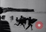 Standbild Surfing Contest Australien, 1943, aus Sekunde 9 historischem Filmmaterial Videoclip 65675033553