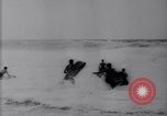 Standbild Surfing Contest Australien, 1943, aus Sekunde 11 historischem Filmmaterial Videoclip 65675033553