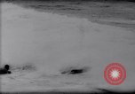 Standbild Surfing Contest Australien, 1943, aus Sekunde 15 historischem Filmmaterial Videoclip 65675033553