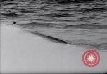 Standbild Surfing Contest Australien, 1943, aus Sekunde 19 historischem Filmmaterial Videoclip 65675033553