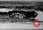 Standbild Surfing Contest Australien, 1943, aus Sekunde 22 historischem Filmmaterial Videoclip 65675033553