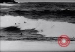 Standbild Surfing Contest Australien, 1943, aus Sekunde 24 historischem Filmmaterial Videoclip 65675033553
