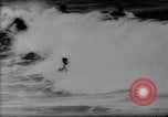 Standbild Surfing Contest Australien, 1943, aus Sekunde 26 historischem Filmmaterial Videoclip 65675033553