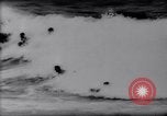 Standbild Surfing Contest Australien, 1943, aus Sekunde 27 historischem Filmmaterial Videoclip 65675033553