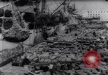 Image fournitures de guerre Italie Port de Naples, 1943, de la seconde 8 séquences d'archives historiques vidéo 65675033561