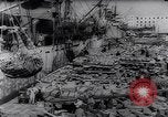 Image fournitures de guerre Italie Port de Naples, 1943, de la seconde 9 séquences d'archives historiques vidéo 65675033561
