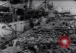 Image fournitures de guerre Italie Port de Naples, 1943, de la seconde 10 séquences d'archives historiques vidéo 65675033561
