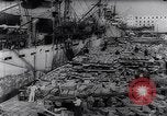 Image fournitures de guerre Italie Port de Naples, 1943, de la seconde 11 séquences d'archives historiques vidéo 65675033561