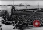 Image fournitures de guerre Italie Port de Naples, 1943, de la seconde 31 séquences d'archives historiques vidéo 65675033561