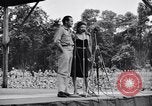Standbild Bob Hope Truppe unterhaltsam US-Truppen auf USO Tour Bougainville Salomonen, 1944, aus Sekunde 6 historischem Filmmaterial Videoclip 65675033573