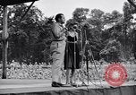 Standbild Bob Hope Truppe unterhaltsam US-Truppen auf USO Tour Bougainville Salomonen, 1944, aus Sekunde 16 historischem Filmmaterial Videoclip 65675033573