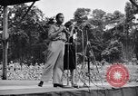 Standbild Bob Hope Truppe unterhaltsam US-Truppen auf USO Tour Bougainville Salomonen, 1944, aus Sekunde 17 historischem Filmmaterial Videoclip 65675033573