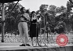 Standbild Bob Hope Truppe unterhaltsam US-Truppen auf USO Tour Bougainville Salomonen, 1944, aus Sekunde 18 historischem Filmmaterial Videoclip 65675033573