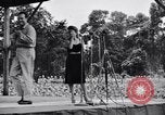 Standbild Bob Hope Truppe unterhaltsam US-Truppen auf USO Tour Bougainville Salomonen, 1944, aus Sekunde 19 historischem Filmmaterial Videoclip 65675033573
