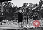 Standbild Bob Hope Truppe unterhaltsam US-Truppen auf USO Tour Bougainville Salomonen, 1944, aus Sekunde 20 historischem Filmmaterial Videoclip 65675033573
