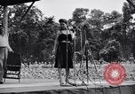 Standbild Bob Hope Truppe unterhaltsam US-Truppen auf USO Tour Bougainville Salomonen, 1944, aus Sekunde 21 historischem Filmmaterial Videoclip 65675033573