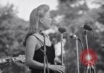 Standbild Bob Hope Truppe unterhaltsam US-Truppen auf USO Tour Bougainville Salomonen, 1944, aus Sekunde 56 historischem Filmmaterial Videoclip 65675033573