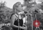 Standbild Bob Hope Truppe unterhaltsam US-Truppen auf USO Tour Bougainville Salomonen, 1944, aus Sekunde 60 historischem Filmmaterial Videoclip 65675033573
