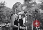 Standbild Bob Hope Truppe unterhaltsam US-Truppen auf USO Tour Bougainville Salomonen, 1944, aus Sekunde 61 historischem Filmmaterial Videoclip 65675033573