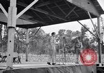 Standbild Bob Hope und Jerry Colonna entertain US-Truppen Bougainville Salomonen, 1944, aus Sekunde 3 historischem Filmmaterial Videoclip 65675033574