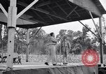 Standbild Bob Hope und Jerry Colonna entertain US-Truppen Bougainville Salomonen, 1944, aus Sekunde 5 historischem Filmmaterial Videoclip 65675033574