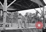 Standbild Bob Hope und Jerry Colonna entertain US-Truppen Bougainville Salomonen, 1944, aus Sekunde 9 historischem Filmmaterial Videoclip 65675033574