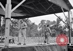 Standbild Bob Hope und Jerry Colonna entertain US-Truppen Bougainville Salomonen, 1944, aus Sekunde 10 historischem Filmmaterial Videoclip 65675033574