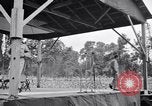 Standbild Bob Hope und Jerry Colonna entertain US-Truppen Bougainville Salomonen, 1944, aus Sekunde 11 historischem Filmmaterial Videoclip 65675033574