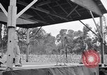 Standbild Bob Hope und Jerry Colonna entertain US-Truppen Bougainville Salomonen, 1944, aus Sekunde 13 historischem Filmmaterial Videoclip 65675033574