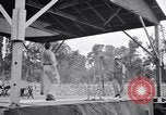 Standbild Bob Hope und Jerry Colonna entertain US-Truppen Bougainville Salomonen, 1944, aus Sekunde 14 historischem Filmmaterial Videoclip 65675033574