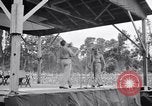 Standbild Bob Hope und Jerry Colonna entertain US-Truppen Bougainville Salomonen, 1944, aus Sekunde 15 historischem Filmmaterial Videoclip 65675033574