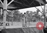 Standbild Bob Hope und Jerry Colonna entertain US-Truppen Bougainville Salomonen, 1944, aus Sekunde 17 historischem Filmmaterial Videoclip 65675033574