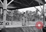 Standbild Bob Hope und Jerry Colonna entertain US-Truppen Bougainville Salomonen, 1944, aus Sekunde 18 historischem Filmmaterial Videoclip 65675033574