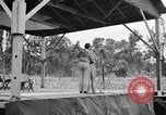 Standbild Bob Hope und Jerry Colonna entertain US-Truppen Bougainville Salomonen, 1944, aus Sekunde 19 historischem Filmmaterial Videoclip 65675033574