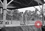 Standbild Bob Hope und Jerry Colonna entertain US-Truppen Bougainville Salomonen, 1944, aus Sekunde 20 historischem Filmmaterial Videoclip 65675033574