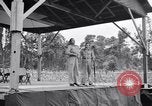 Standbild Bob Hope und Jerry Colonna entertain US-Truppen Bougainville Salomonen, 1944, aus Sekunde 21 historischem Filmmaterial Videoclip 65675033574