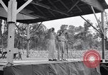 Standbild Bob Hope und Jerry Colonna entertain US-Truppen Bougainville Salomonen, 1944, aus Sekunde 23 historischem Filmmaterial Videoclip 65675033574