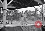 Standbild Bob Hope und Jerry Colonna entertain US-Truppen Bougainville Salomonen, 1944, aus Sekunde 24 historischem Filmmaterial Videoclip 65675033574
