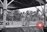 Standbild Bob Hope und Jerry Colonna entertain US-Truppen Bougainville Salomonen, 1944, aus Sekunde 25 historischem Filmmaterial Videoclip 65675033574