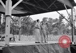 Standbild Bob Hope und Jerry Colonna entertain US-Truppen Bougainville Salomonen, 1944, aus Sekunde 26 historischem Filmmaterial Videoclip 65675033574