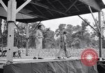 Standbild Bob Hope und Jerry Colonna entertain US-Truppen Bougainville Salomonen, 1944, aus Sekunde 28 historischem Filmmaterial Videoclip 65675033574